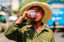 Nắng nóng gay gắt trên cả nước