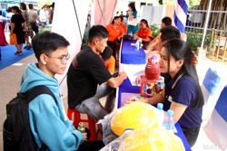 Gần 1.000 người tham gia Ngày hội việc làm năm 2024