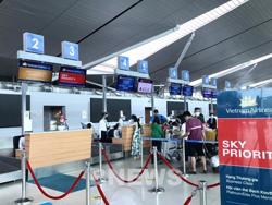 Giá vé máy bay vẫn ở mức cao