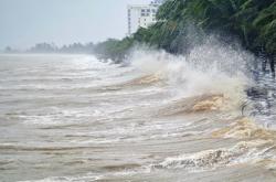 Cảnh giác với vùng áp thấp có khả năng hình thành trên Biển Đông