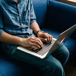 Quen để laptop lên đùi khi làm việc, chàng trai suy giảm tinh trùng