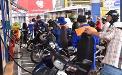Giá xăng tăng hơn 500 mỗi lít