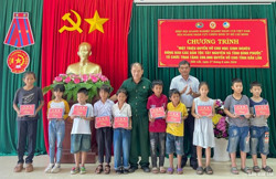 Tặng 200.000 quyển vở cho học sinh nghèo tỉnh Đắk Lắk