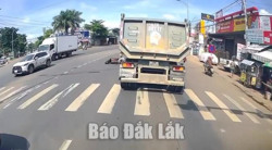 Va chạm với xe đầu kéo: Hai vợ chồng thương vong