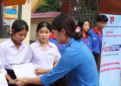 Tặng học bổng cho học sinh dân tộc thiểu số khó khăn tham dự Kỳ thi tuyển sinh vào lớp 10