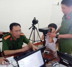 Công an huyện Buôn Đôn triển khai cấp thẻ Căn cước theo mẫu mới