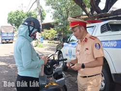 Xuất trình giấy tờ xe qua VNeID: Người dân vẫn còn lúng túng