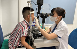Nguy cơ gia tăng trẻ cận thị sau kỳ nghỉ hè