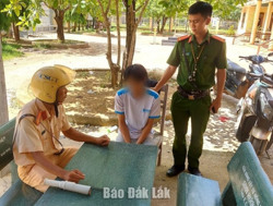 Tạm giữ hình sự người điều khiển xe máy về hành vi tàng trữ trái phép chất ma túy