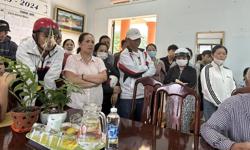 Hàng chục phụ huynh bức xúc kéo đến trường rút hồ sơ cho con