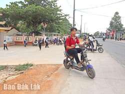 Không đội mũ bảo hiểm khi ngồi trên xe máy: Thờ ơ với tính mạng của chính mình!