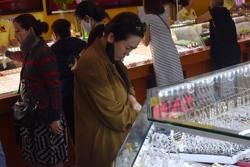 Giá vàng hôm nay, 23-7: "Buộc phải đi xuống"