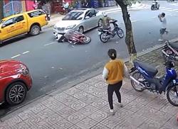 Hợp sức khiêng ô tô, cứu nạn nhân mắc kẹt dưới gầm