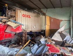 Cận cảnh xe container tông nhiều nhà dân, 3 người tử vong