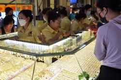 Vàng nhẫn "quay xe" giảm, vàng miếng SJC bất động