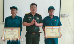 Ban Chỉ huy Quân sự huyện Lắk khen thưởng đột xuất cho hai đồng chí dân quân cứu người tại xã Nam Ka