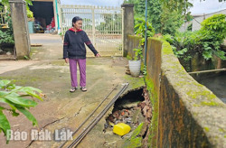 Cần sớm nạo vét rãnh thoát nước hai bên đường thôn 8, xã Ea Ngai