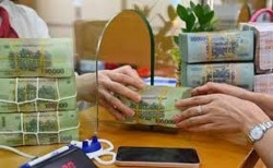 Tiền gửi ngân hàng tăng thấp
