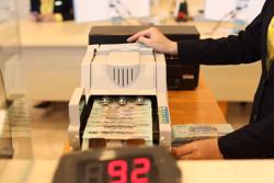 Vì sao nhiều ngân hàng tăng lãi suất tiết kiệm lên 6%/năm?