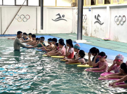 Dạy bơi trong trường học: Khó vì không có bể bơi