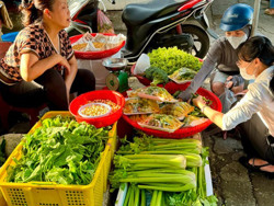 Người dân cắt giảm chi tiêu không thiết yếu