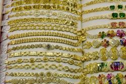 Giá vàng nhẫn đang áp sát vàng miếng SJC