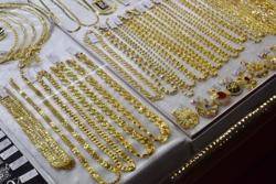 Giá vàng nhẫn rớt mạnh, vàng miếng SJC "bất động"