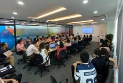 Chi tiền triệu học AI