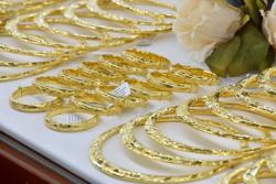 Giá vàng nhẫn tăng vọt, vàng miếng SJC bất động