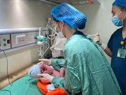 Kỷ lục đẻ mổ, bác sĩ giật mình!