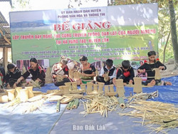 Huyện Lắk: Trao giấy chứng nhận cho học viên học nghề đan lát truyền thống