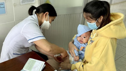 Triển khai chiến dịch tiêm vaccine sởi cho trẻ vùng có nguy cơ