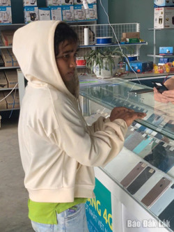 Tạm giữ thiếu nữ 17 tuổi cướp giật điện thoại di động