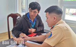 CSGT trao trả 29 triệu đồng cho người đánh rơi