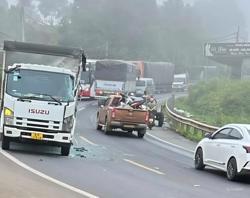 Xe khách tông 2 xe tải, 2 hành khách thương vong