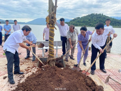 Huyện Lắk: Huy động xã hội hóa gần 200 triệu đồng trồng cây ven hồ Lắk
