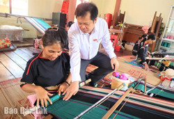 “Giữ lửa” nghề dệt thổ cẩm M’nông R’lăm