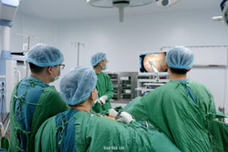 Mổ nội soi cắt khối u trực tràng thành công cho bệnh nhân 73 tuổi