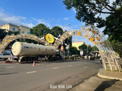 Xe chở gas tông sập cổng đèn Led