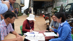 Huyện Ea H’leo: Người dân tự tháo dỡ công trình, trả lại mặt bằng trên đất lấn chiếm