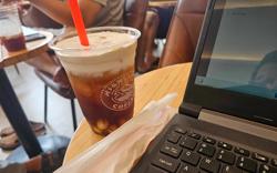Chuyện lạ: Người thu nhập càng thấp càng thích đến quán cà phê đắt tiền