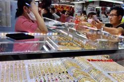 Giá vàng nhẫn giảm tiếp, vàng miếng SJC duy trì mức thấp