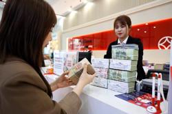 Giữa làn sóng tăng lãi suất tiết kiệm, 2 ngân hàng này đã làm ngược lại