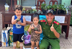 Tuổi trẻ Công an huyện Lắk “chống” rác thải nhựa