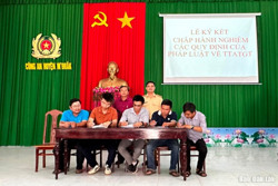 Huyện M’Drắk: Ký kết chấp hành nghiêm quy định về trật tự an toàn giao thông