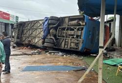 Hiện trường vụ lật xe khách, 8 người thương vong trên đường Hồ Chí Minh