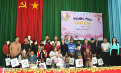 Tặng 200 suất quà Trung thu cho thiếu nhi khó khăn tại xã Cư Bao