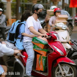 “Dìu” nhau vượt qua bão lũ...