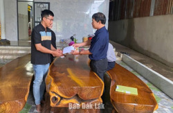 Thăm hỏi gia đình người tử vong trong vụ lật xe khách trên đường Hồ Chí Minh