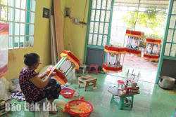 Giữ nghề làm đèn kéo quân